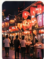 灯笼点亮的夜市街道